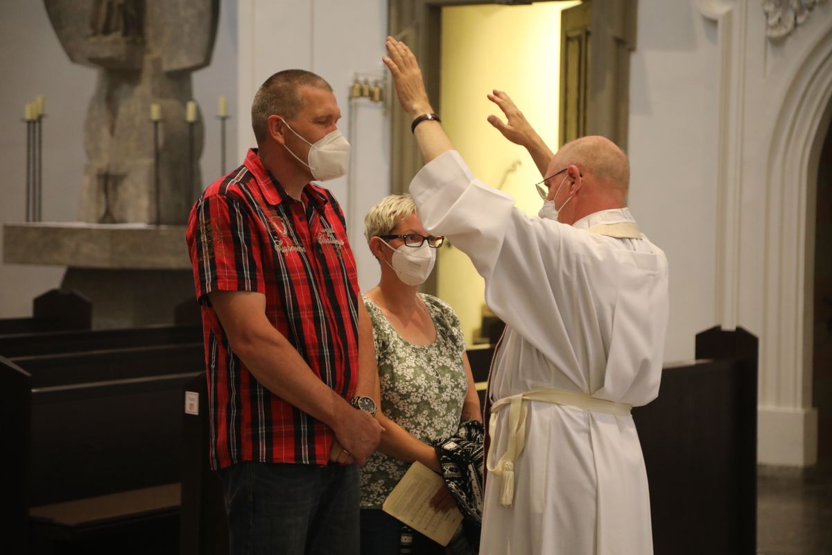 2721/0637-Dankgottesdienst für Ehejubilare mit Bischof Dr. Franz Jung_28329 Bischof Dr. Franz Jung hat am Mittwochabend, 30. Juni, einen Gottesdienst im Würzburger Kiliansdom gefeiert.