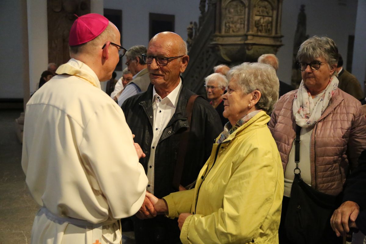 Bischof Dr. Franz Jung hat am Donnerstagnachmittag, 4. Juli, mit etwa 320 Paaren im Kiliansdom ihr goldenes oder diamantenes Ehejubiläum gefeiert.