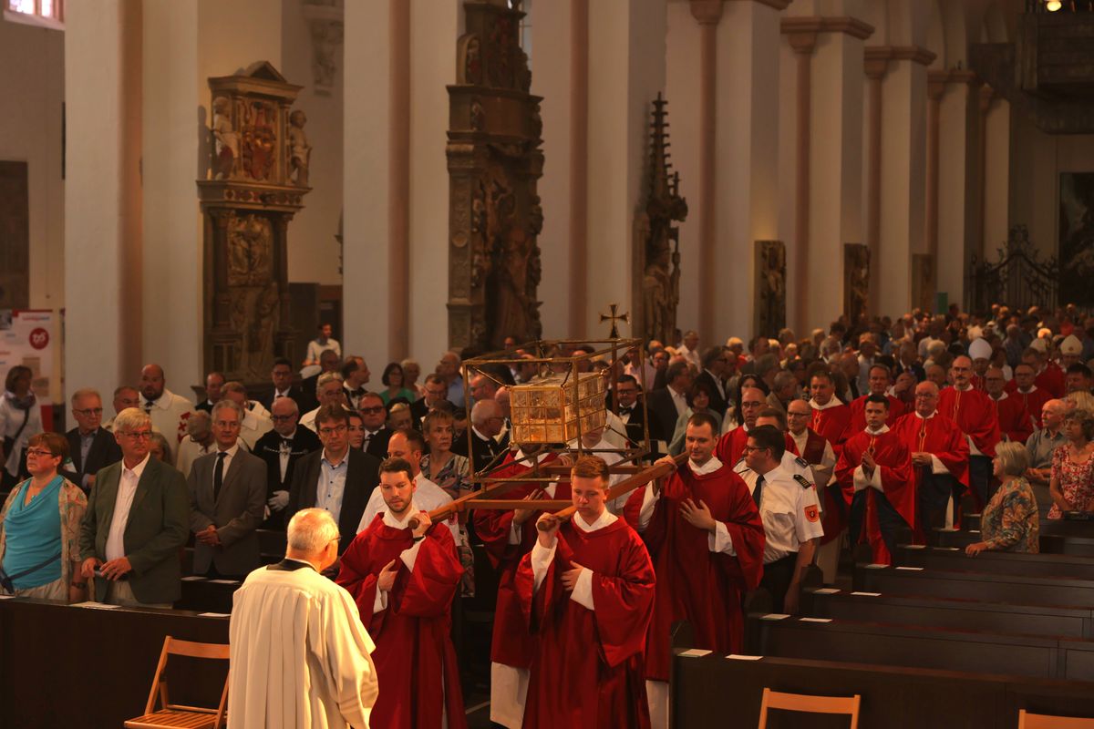 Mit einer Reliquienprozession von Sankt Burkard über die Alte Mainbrücke und einem Pontifikalgottesdienst im Kiliansdom ist am Sonntag, 6. Juli, die Kiliani-Wallfahrtswoche 2025 eröffnet worden.