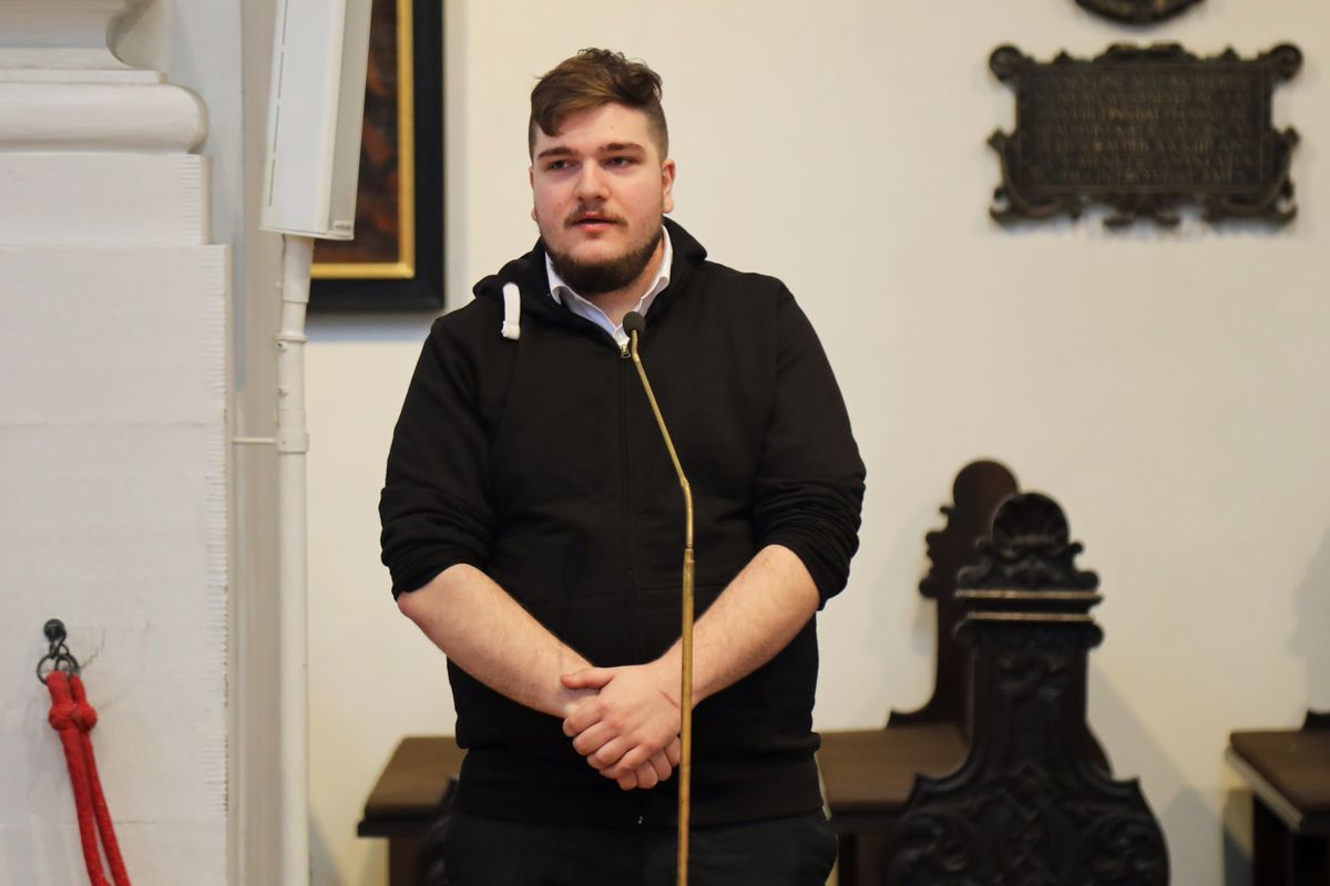 Feier der Zulassung zu Taufe, Firmung und Eucharistie im Neumünster: Frauen und Männer legten Zeugnis ab, wie sie zum Glauben gefunden haben.