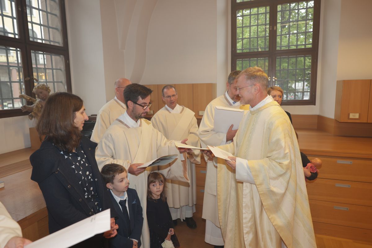 Bei einem Pontifikalgottesdienst am Samstag, 27. September, weihte Weihbischof Paul Reder drei Männer im Würzburger Kiliansdom zu Diakonen.