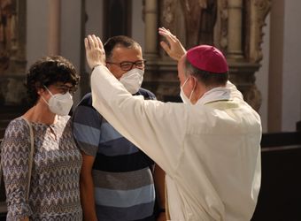 Bischof Dr. Franz Jung feierte am Mittwochabend, 23. Juni, einen Gottesdienst für Ehepaare, die 2021 oder 2021 auf 25 gemeinsame Jahre zurückblicken. Im Anschluss konnten sich die Paare segnen lassen.