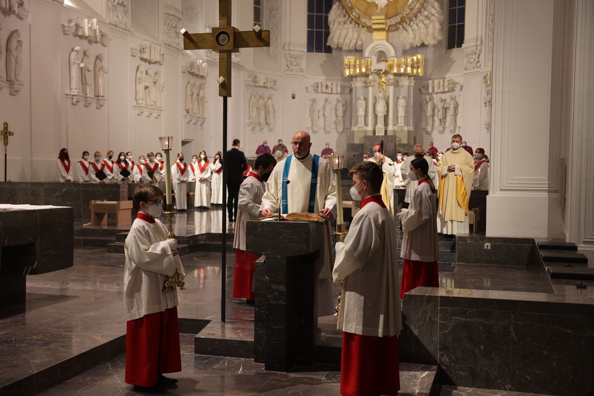 Weihbischof Ulrich Boom feierte am Mittwochabend, 23. Februar, dem Fest der Darstellung des Herrn, einen Pontifikalgottesdienst im Kiliansdom. Weihbischof Ulrich Boom feierte am Mittwochabend, 23. Februar, dem Fest der Darstellung des Herrn, einen Pontifikalgottesdienst im Kiliansdom.