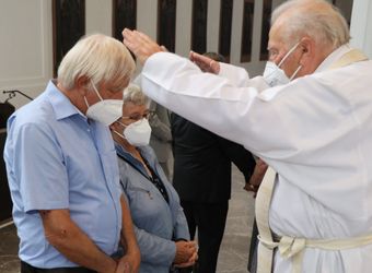 Bischof em. Dr. Friedhelm Hofmann feierte am Freitagnachmittag, 25. Juni, einen Dankgottesdienst mit Ehepaaren, die seit 50, 60 oder 65 Jahren verheiratet sind. Anschließend spendeten der Bischof sowie weitere Priester und Diakone den Jubilaren mit Abstand den Segen.