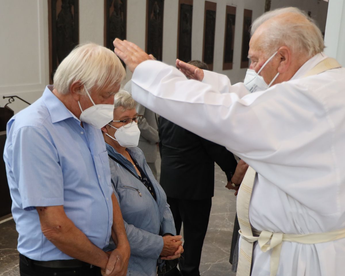 Bischof em. Dr. Friedhelm Hofmann feierte am Freitagnachmittag, 25. Juni, einen Dankgottesdienst mit Ehepaaren, die seit 50, 60 oder 65 Jahren verheiratet sind. Anschließend spendeten der Bischof sowie weitere Priester und Diakone den Jubilaren mit Abstand den Segen.