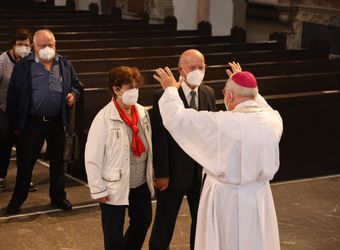 Mit rund 110 Ehepaaren aus der ganzen Diözese hat Weihbischof Ulrich Boom am Mittwochnachmittag, 23. Juni, einen Pontifikalgottesdienst gefeiert. Eingeladen waren Ehejubilare, die in den Jahren 2020 und 2021 auf 50, 60 oder 65 gemeinsame Jahre zurückblicken.
