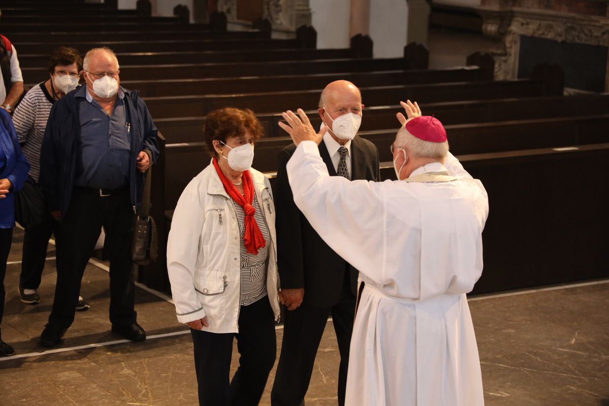 Mit rund 110 Ehepaaren aus der ganzen Diözese hat Weihbischof Ulrich Boom am Mittwochnachmittag, 23. Juni, einen Pontifikalgottesdienst gefeiert. Eingeladen waren Ehejubilare, die in den Jahren 2020 und 2021 auf 50, 60 oder 65 gemeinsame Jahre zurückblicken.