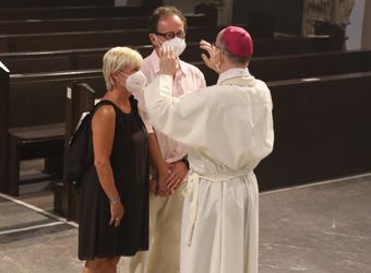 Mit rund 100 Ehepaaren aus der ganzen Diözese hat Bischof Dr. Franz Jung am Montagabend, 28. Juni, einen Gottesdienst im Würzburger Kiliansdom gefeiert. Eingeladen waren Ehejubilare, die in den Jahren 2020 und 2021 ihr silbernes Ehejubiläum feiern. Nach dem Gottesdienst ließen sich die Ehepartner von Bischof Jung und weiteren Priestern und Diakonen mit Abstand segnen.