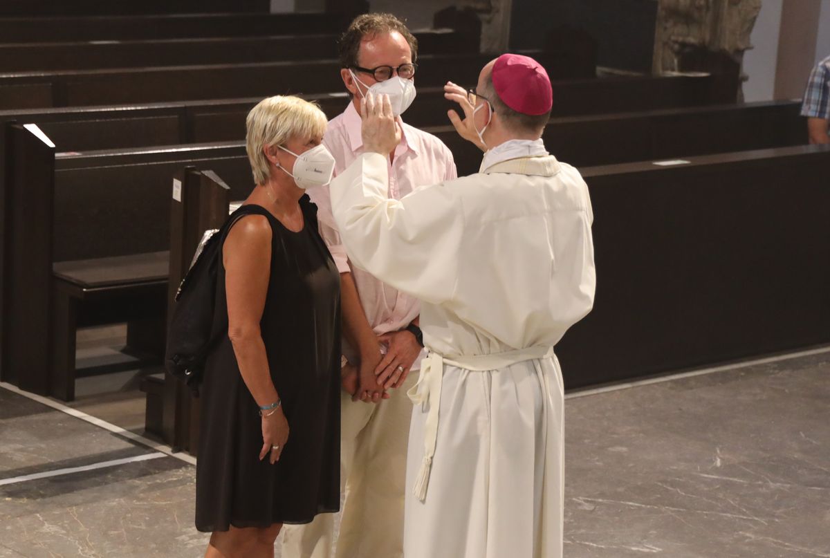 2621/0619 Ehejubilare Bischof 28. Juni Abend_27970 Mit rund 100 Ehepaaren aus der ganzen Diözese hat Bischof Dr. Franz Jung am Montagabend, 28. Juni, einen Gottesdienst im Würzburger Kiliansdom gefeiert. Eingeladen waren Ehejubilare, die in den Jahren 2020 und 2021 ihr silbernes Ehejubiläum feiern. Nach dem Gottesdienst ließen sich die Ehepartner von Bischof Jung und weiteren Priestern und Diakonen mit Abstand segnen.