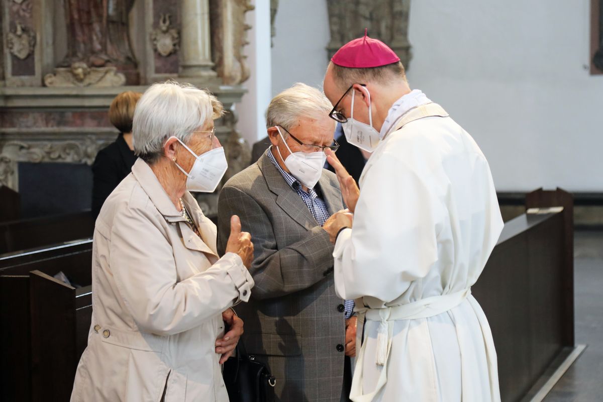 2721/0648 Gottesdienst für Ehejubilare mit Bischof Dr. Franz Jung am Freitagnachmittag, 2. Juli 2021_28530 Bischof Dr. Franz Jung feierte am Freitagnachmittag, 2. Juli 2021, einen Dankgottesdienst im Kiliansdom mit Ehepaaren, die goldenes, diamantenes oder eisernes Ehejubiläum feiern.