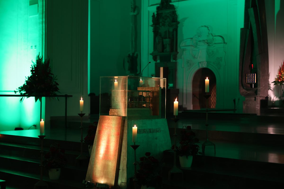 Die "Nacht der Hoffnung" am Samstagabend, 13. Juli, der Kiliani-Wallfahrtswoche lud zu Besinnung, Gebet und Kraftschöpfen in den Kiliansdom ein. Viele Passanten nutzten das Angebot, das um Mitternacht endete.