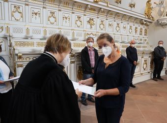 2721/0642 Umweltauditor(inn)en_28347 Bei einem ökumenischen Gottesdienst im Würzburger Neumünster überreichten Regionalbischöfin Gisela Bornowski und Dompfarrer Stefan Gessner die Zertifikate an die neuen kirchlichen Umweltauditorinnen und -auditoren.