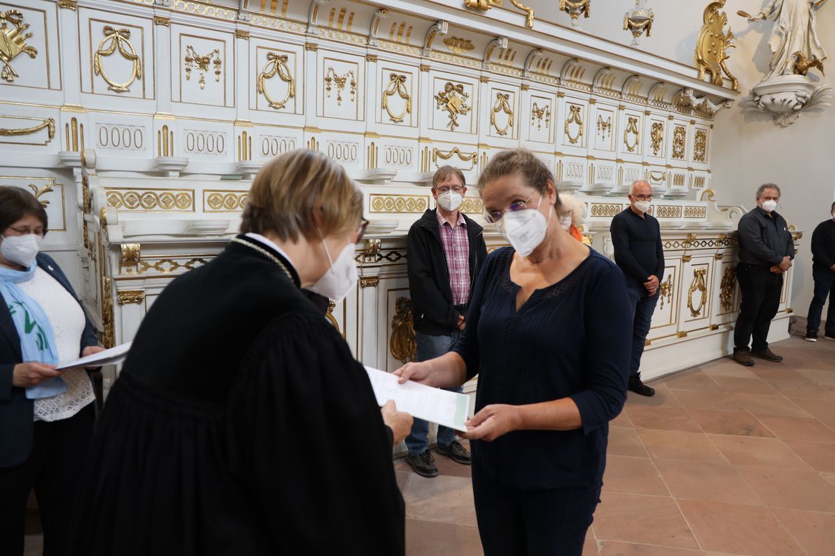 2721/0642 Umweltauditor(inn)en_28347 Bei einem ökumenischen Gottesdienst im Würzburger Neumünster überreichten Regionalbischöfin Gisela Bornowski und Dompfarrer Stefan Gessner die Zertifikate an die neuen kirchlichen Umweltauditorinnen und -auditoren.