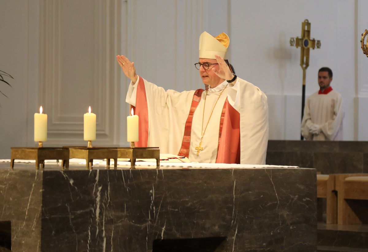 Fünf Frauen und zwei Männer hat Bischof Dr. Franz Jung bei einem Pontifikalgottesdienst am Freitag, 18. Juli 2025, als Pastoral- beziehungsweise Gemeindereferentinnen und -referenten beauftragt.