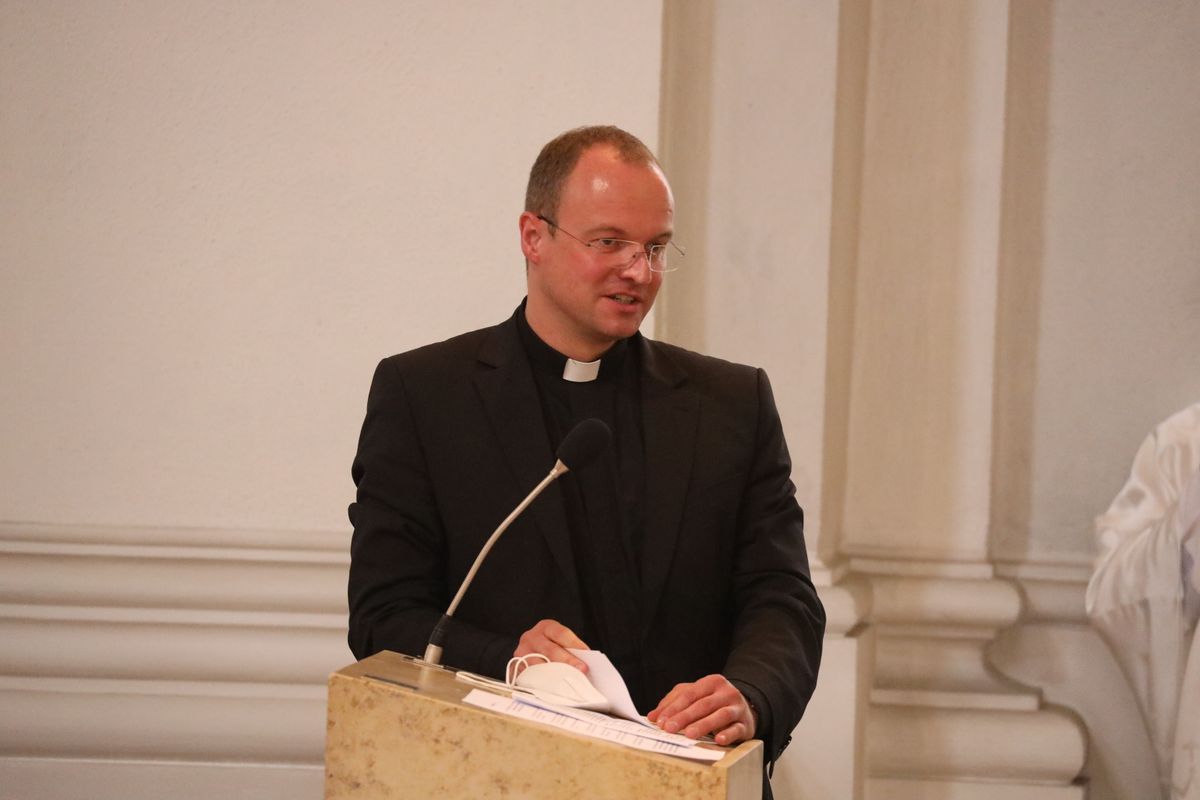Bei einem feierlichen Gottesdienst in der Seminarkirche Sankt Michael in Würzburg mit Bischof Dr. Franz Jung am Montagabend, 26. Juli, sind Regens Stefan Michelberger und Subregens Stefan Fleischmann verabschiedet und Regens Peter Göttke offiziell begrüßt worden. 