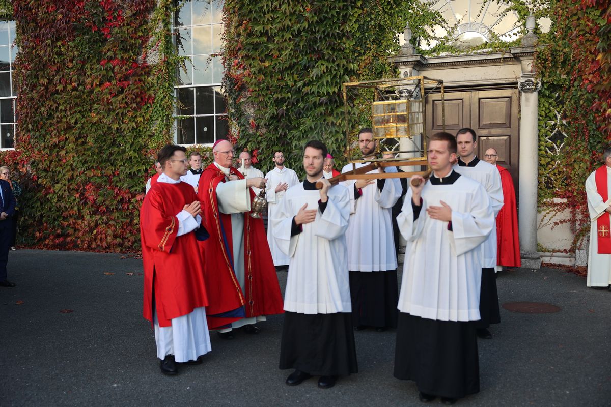 In einer feierlichen Prozession wurden die Reliquien durch den Innenhof in die College Chapel getragen.