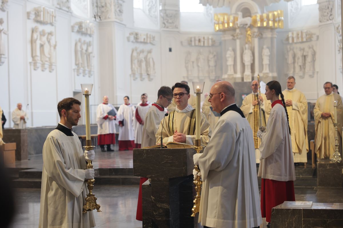 Bischof Dr. Franz Jung hat am Mittwochabend, 16. April, bei der Chrisammesse im Würzburger Kiliansdom die Heiligen Öle für das ganze Bistum geweiht.  Bischof Dr. Franz Jung hat am Mittwochabend, 16. April, bei der Chrisammesse im Würzburger Kiliansdom die Heiligen Öle für das ganze Bistum geweiht.