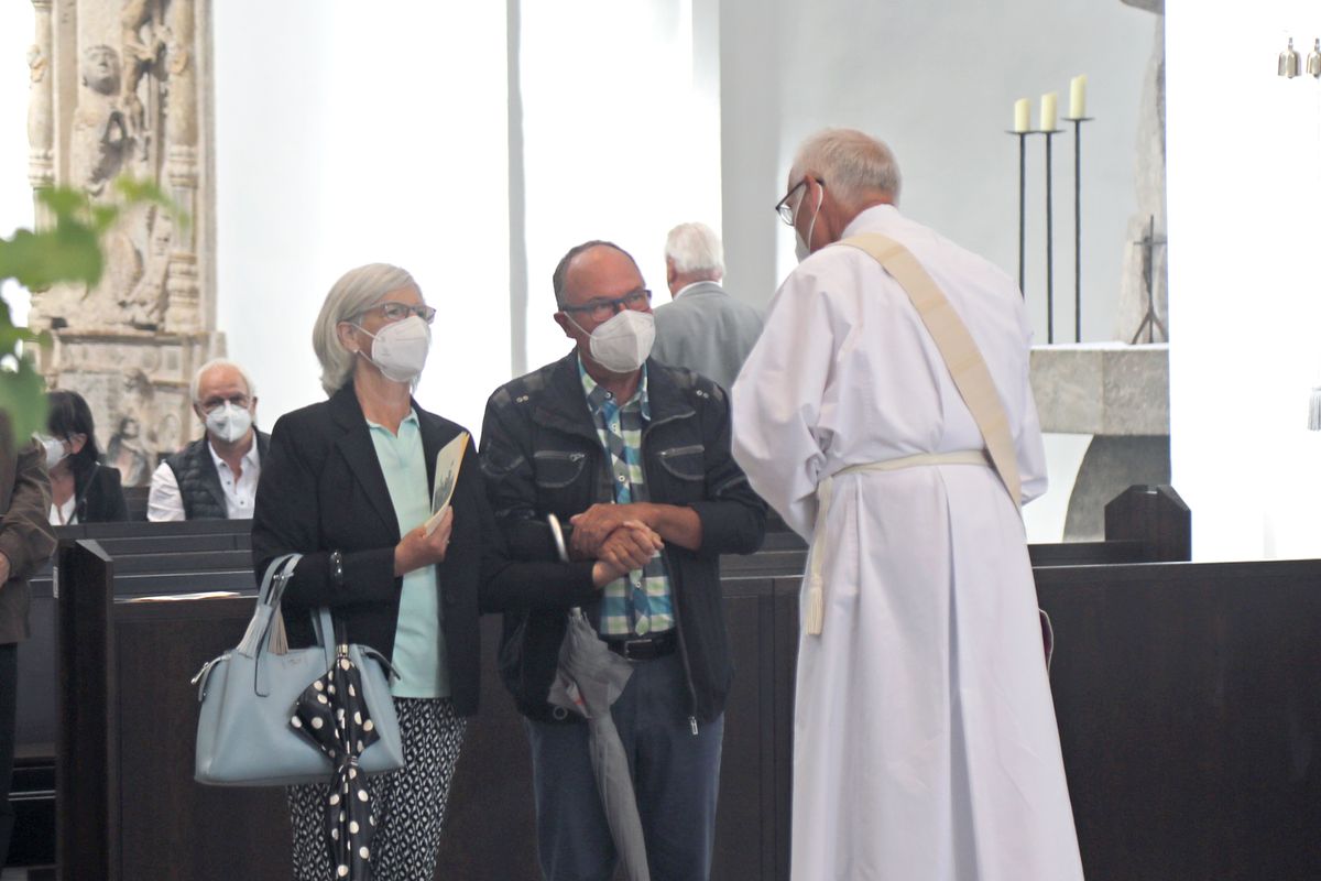 	 Weihbischof Ulrich Boom feierte am Mittwochnachmittag, 30. Juni, einen Gottesdienst für Ehepaare, die 2020 oder 2021 ihr goldenes, diamantenes oder eisernes Ehejubiläum hatten. Im Anschluss konnten sich die Paare segnen lassen.