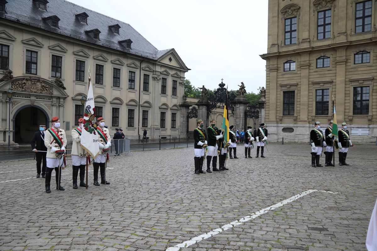 Weihbischof Ulrich Boom hat an Fronleichnam mit rund 350 Besuchern auf dem Würzburger Residenzplatz einen Freiluftgottesdienst gefeiert.