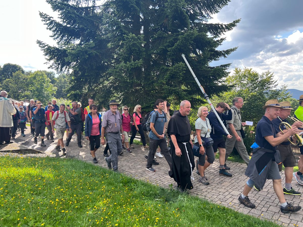 Ankunft der Würzburger Wallfahrer auf dem Kreuzberg