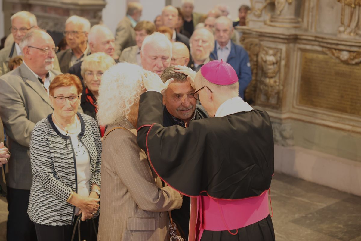 Seelsorgerinnen und Seelsorger spendeten nach dem Gottesdienst den Jubelpaaren individuell den Segen. 
