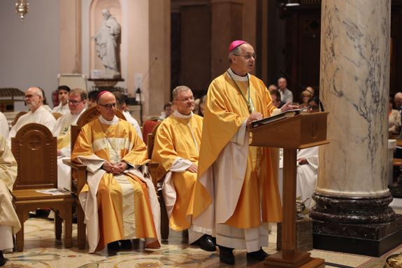 Bischof Dr. Franz Jung feierte am Sonntag, 6. Oktober, einen Gottesdienst zum Abschluss der Irlandwallfahrt mit den Reliquien der Frankenapostel in der Kathedrale von Cavan. Im Anschluss wurde der Schrein mit den Häuptern der Märtyrer für den Rücktransport nach Würzburg sicher verpackt.