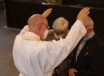 Bischof em. Dr. Friedhelm Hofmann feierte am Freitagnachmittag, 25. Juni, einen Dankgottesdienst mit Ehepaaren, die seit 50, 60 oder 65 Jahren verheiratet sind. Anschließend spendeten der Bischof sowie weitere Priester und Diakone den Jubilaren mit Abstand den Segen.
