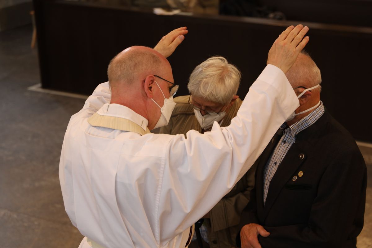 Bischof em. Dr. Friedhelm Hofmann feierte am Freitagnachmittag, 25. Juni, einen Dankgottesdienst mit Ehepaaren, die seit 50, 60 oder 65 Jahren verheiratet sind. Anschließend spendeten der Bischof sowie weitere Priester und Diakone den Jubilaren mit Abstand den Segen.