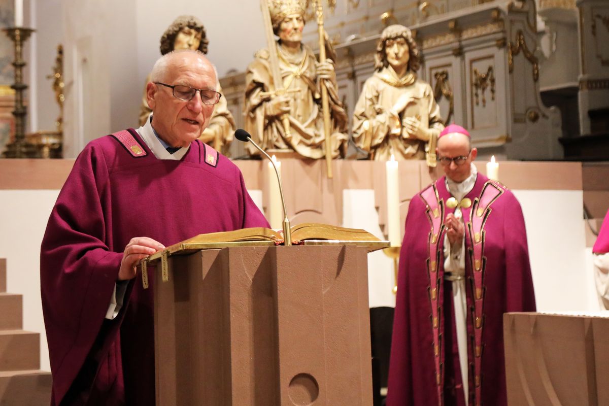 Bischof Dr. Franz Jung feierte zum Aschermittwoch der Künstler eine Wort-Gottes-Feier im Neumünster.