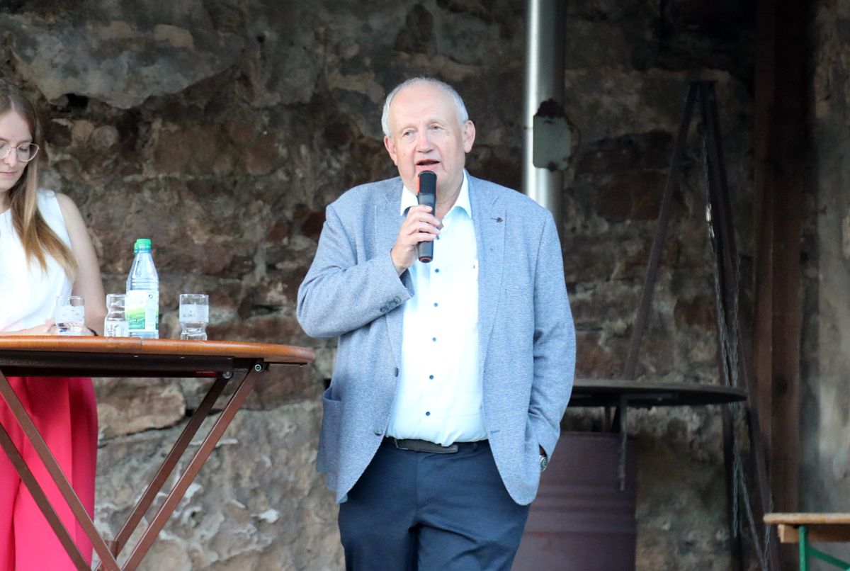 Domkapitular Albin Krämer, Bischofsvikar für den Katholikentag. Links Moderatorin Anna-Lena Ils. Domkapitular Albin Krämer, Bischofsvikar für den Katholikentag. Links Moderatorin Anna-Lena Ils.