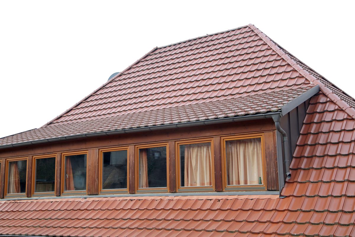 Die Gaube, die in den 1970er Jahren aufgesetzt wurde, muss mit einer Stahlkonstruktion und zwei zusätzlichen Stützen gesichert werden. Die Gaube, die in den 1970er Jahren aufgesetzt wurde, muss mit einer Stahlkonstruktion und zwei zusätzlichen Stützen gesichert werden.