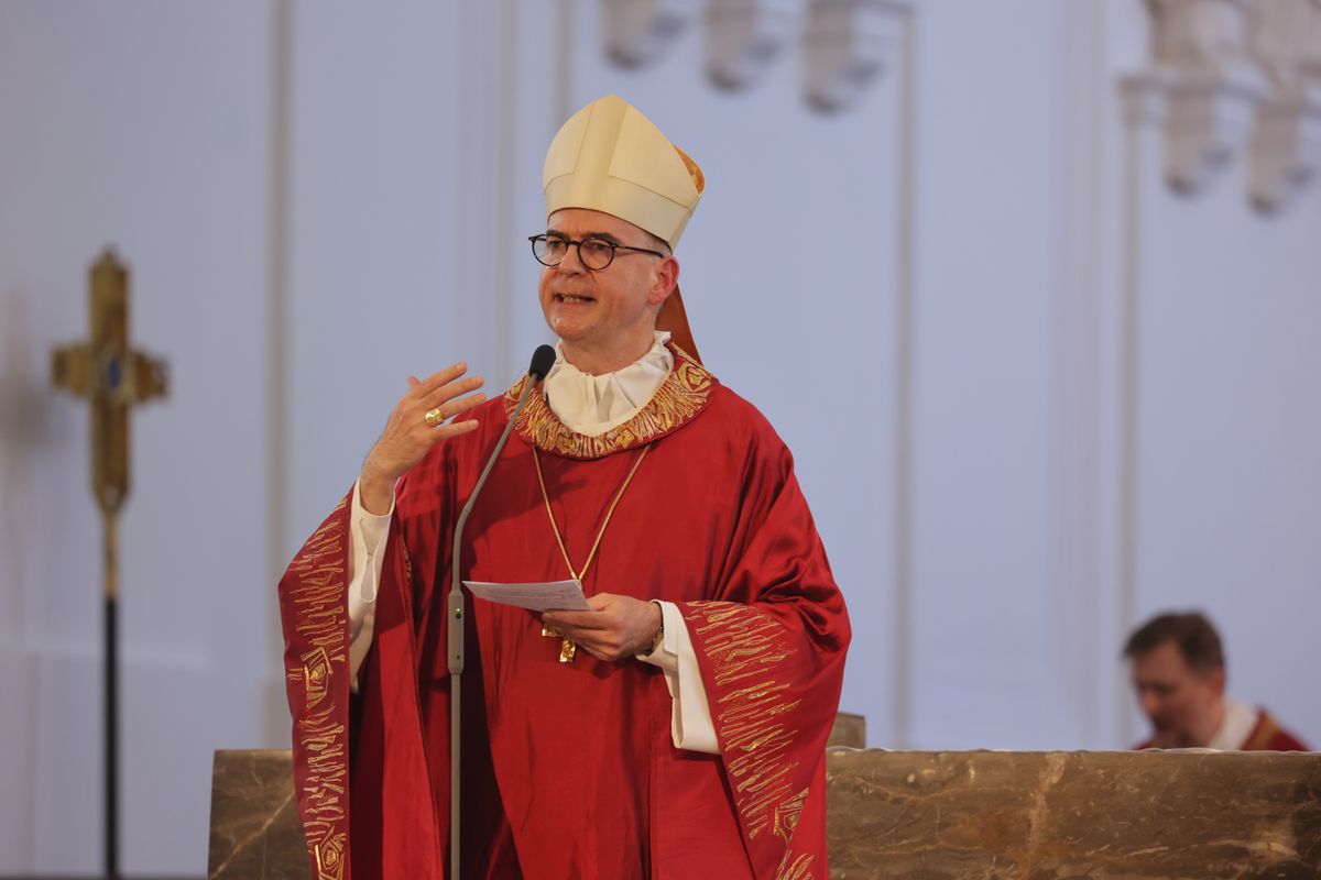 Beim Kiliani-Gottesdienst für die in Schule und Erziehung Tätigen hat Bischof Dr. Franz Jung am Freitag, 11. Juli, im Würzburger Kiliansdom 24 Frauen und Männern die Missio canonica verliehen.