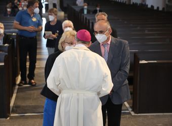 Bischof Dr. Franz Jung segnete nach dem Gottesdienst die Ehejubilare.