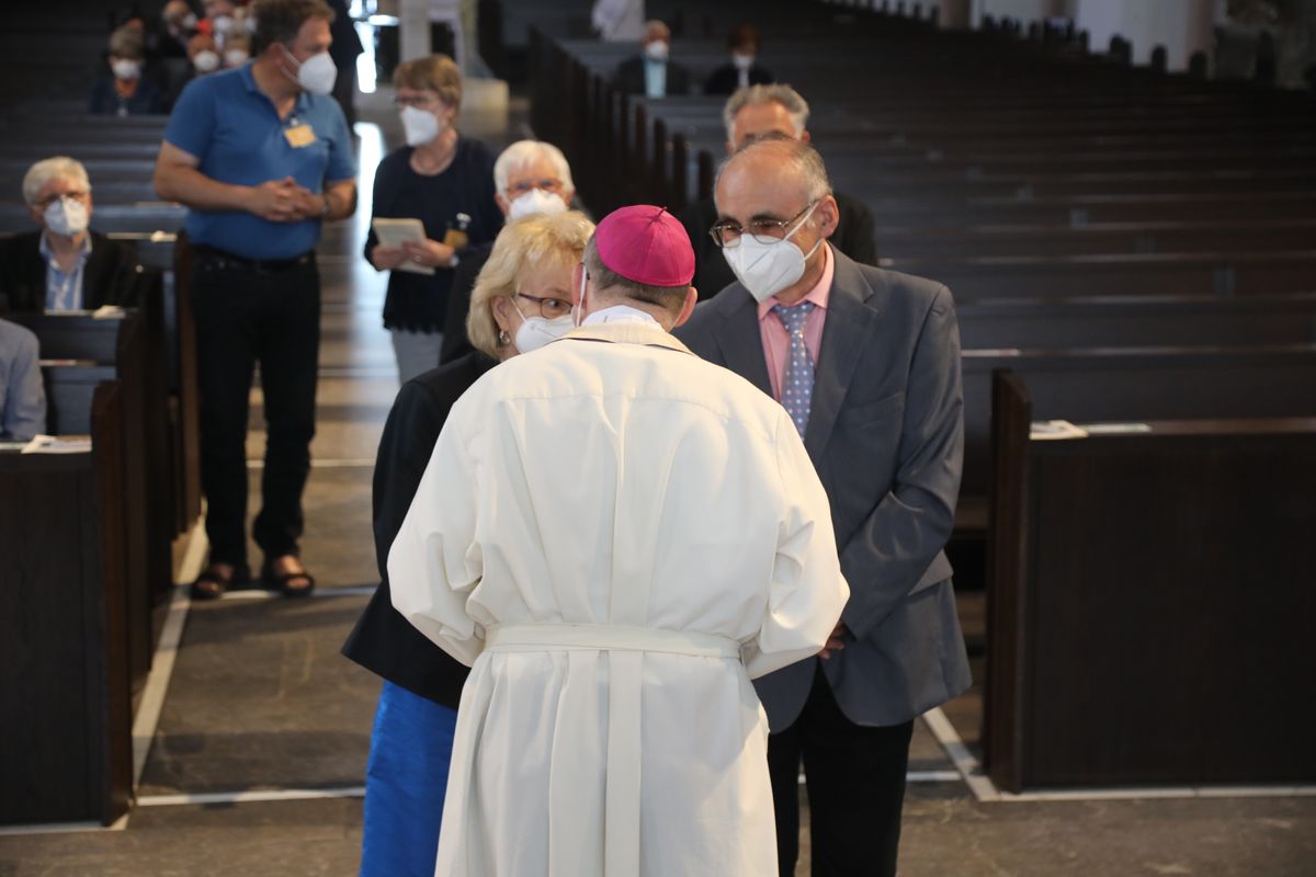 2721/0630_Ehejubilare mit Bischof Franz Jung_28196 Bischof Dr. Franz Jung segnete nach dem Gottesdienst die Ehejubilare.