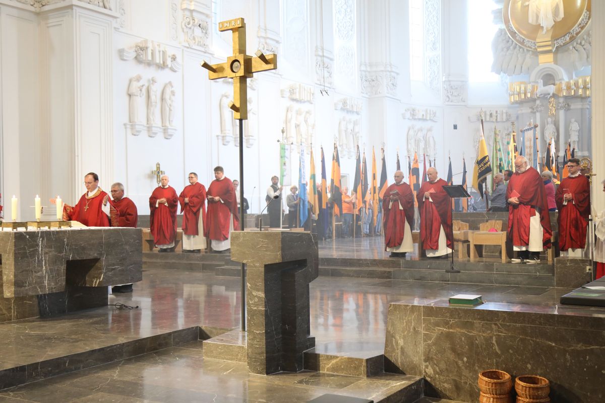 Weihbischof Paul Reder feierte am Dienstagabend, 8. Juli, einen Kiliani-Pontifikalgottesdienst mit den Katholischen Erwachsenenverbänden im Kiliansdom. 