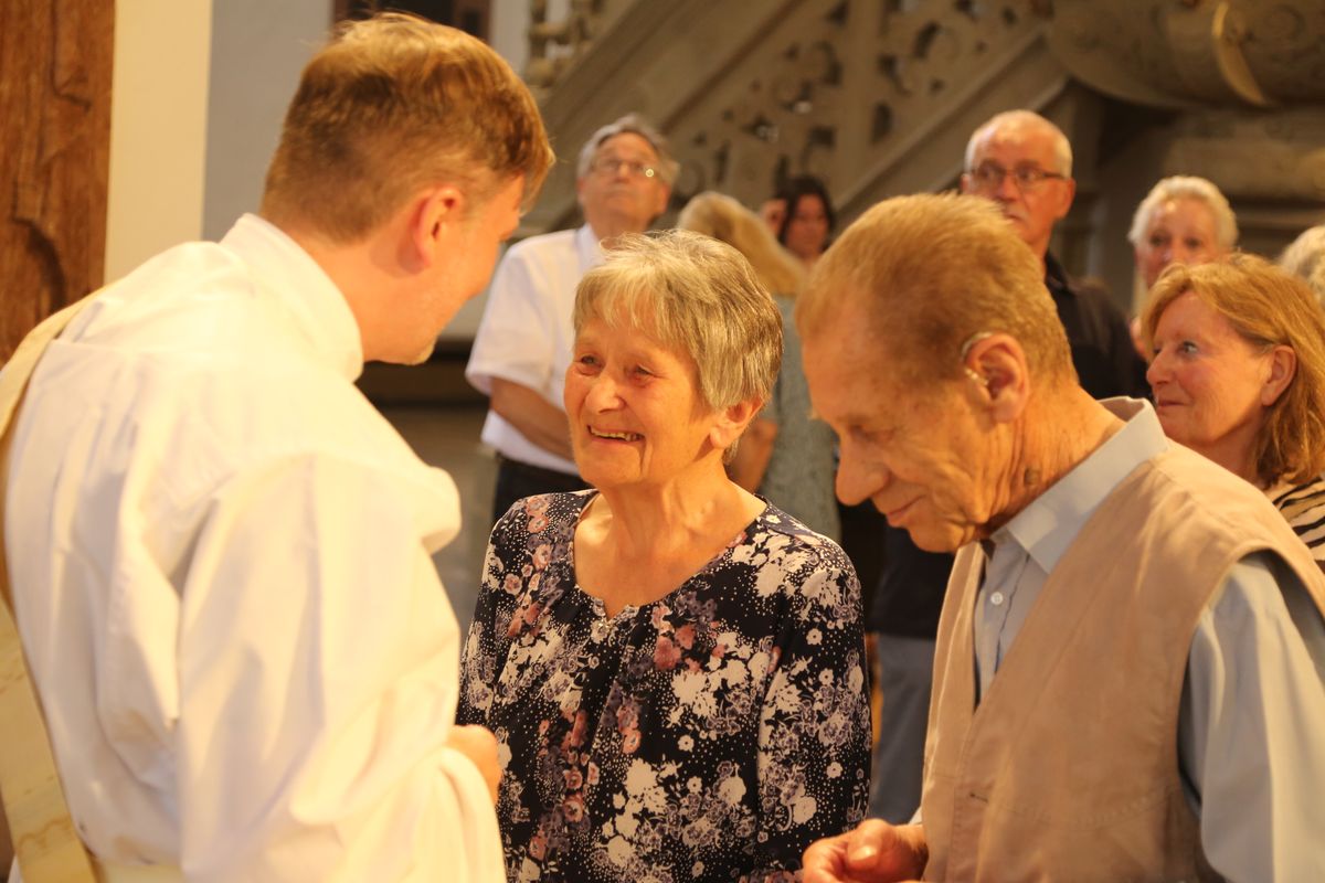 Rund 250 Ehejubilare haben am Freitagnachmittag, 4. Juli, im Kiliansdom in einem Pontifikalgottesdienst mit Weihbischof em. Ulrich Boom ihr Eheversprechen erneuert. 