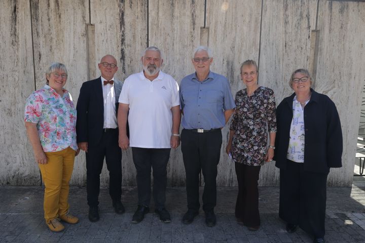 Klaus Warmuth (4. von links) und Walter Rexa (3. von links) sowie Cornelia Groß (nicht im Bild) sind am Freitag, 11. Juli, bei einer Feierstunde im Würzburger Burkardushaus als Religionslehrkräfte im Kirchendienst in den Ruhestand verabschiedet worden. Für ihren Einsatz dankten ihnen (von links) Helga Kiesel, Diözesanreferentin für Schulpastoral, Jürgen Engel, Leitender Schulamtsdirektor im Kirchendienst, Ordinariatsrätin Dr. Christine Schrappe, Leiterin der Hauptabteilung Bildung und Kultur, sowie MAV-Vorsitzende Dorothea Weitz. 