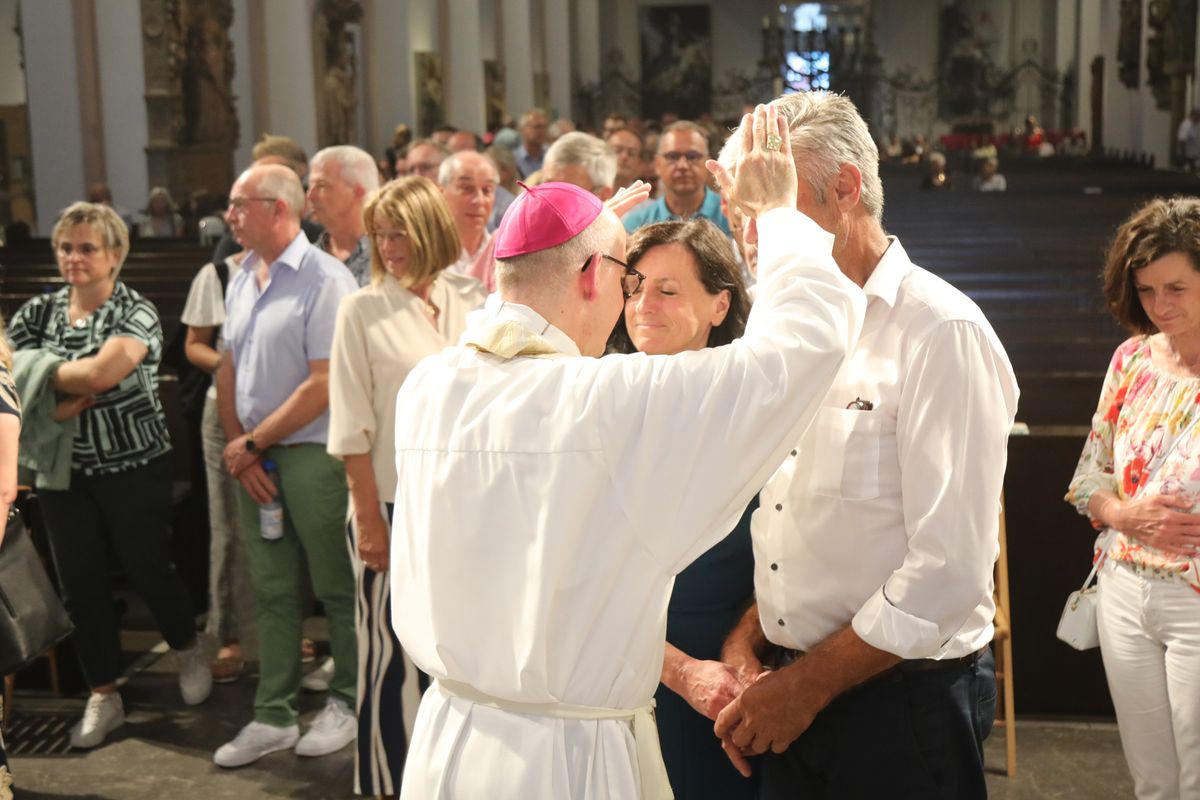 Mit rund 1000 Eheleuten, die in diesem Jahr Silberhochzeit haben, feierte Bischof Dr. Franz Jung am Freitagabend, 4. Juli 2025, einen Pontifikalgottesdienst im Kiliansdom. Im Anschluss erteilten er, Weihbischof Paul Reder sowie weitere Seelsorgerinnen und Seelsorger den Paaren einzeln den Segen.