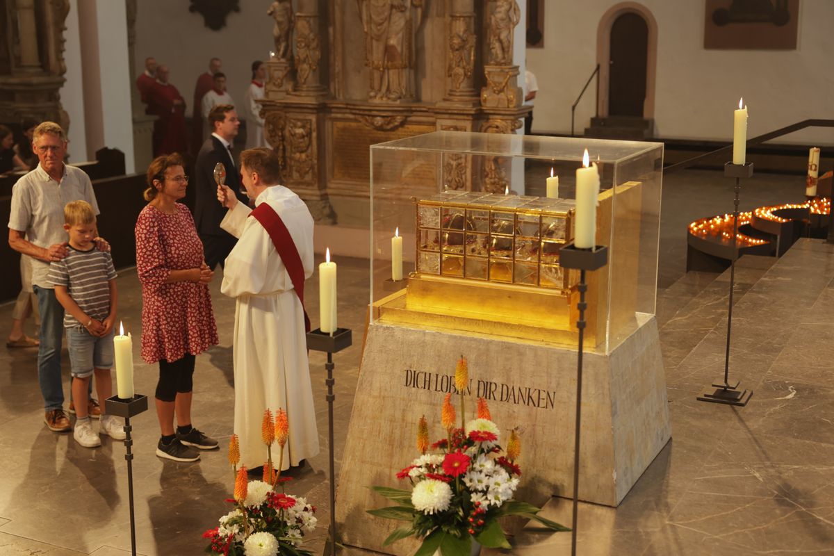 Beim Kiliani-Gottesdienst für die in Schule und Erziehung Tätigen hat Bischof Dr. Franz Jung am Freitag, 11. Juli, im Würzburger Kiliansdom 24 Frauen und Männern die Missio canonica verliehen.