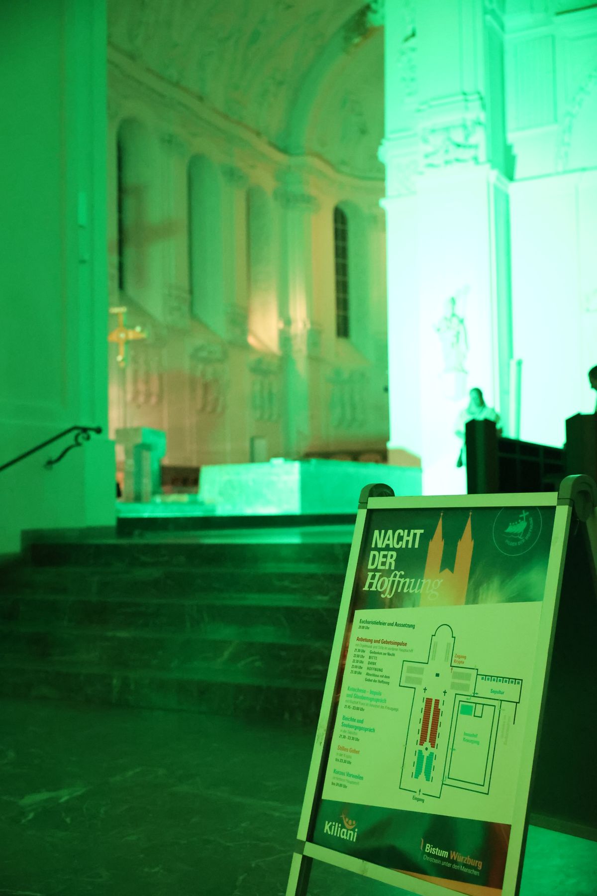 Die "Nacht der Hoffnung" am Samstagabend, 13. Juli, der Kiliani-Wallfahrtswoche lud zu Besinnung, Gebet und Kraftschöpfen in den Kiliansdom ein. Viele Passanten nutzten das Angebot, das um Mitternacht endete.