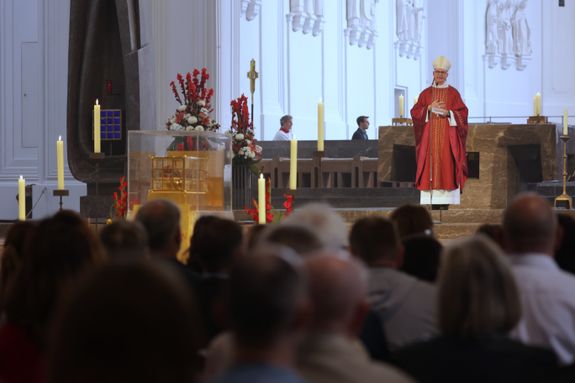 Mit Priestern, Diakonen und hauptamtlichen Mitarbeitenden hat Bischof Dr. Franz Jung am Dienstag, 8. Juli, einen Kiliani-Gottesdienst im Kiliansdom gefeiert. Eine Begegnung im Kilianeum schloss sich an.