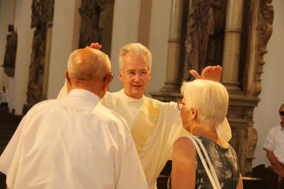 Rund 250 Ehejubilare haben am Freitagnachmittag, 4. Juli, im Kiliansdom in einem Pontifikalgottesdienst mit Weihbischof em. Ulrich Boom ihr Eheversprechen erneuert. 