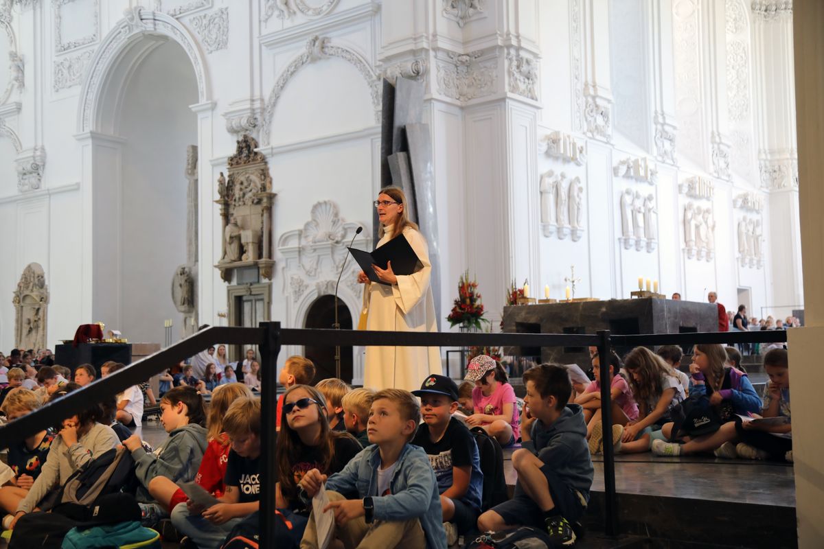 Mit rund 1300 Kommunionkindern und ihren Begleitern hat Weihbischof Paul Reder am Montag, 8. Juli, einen Gottesdienst im Kiliansdom gefeiert.