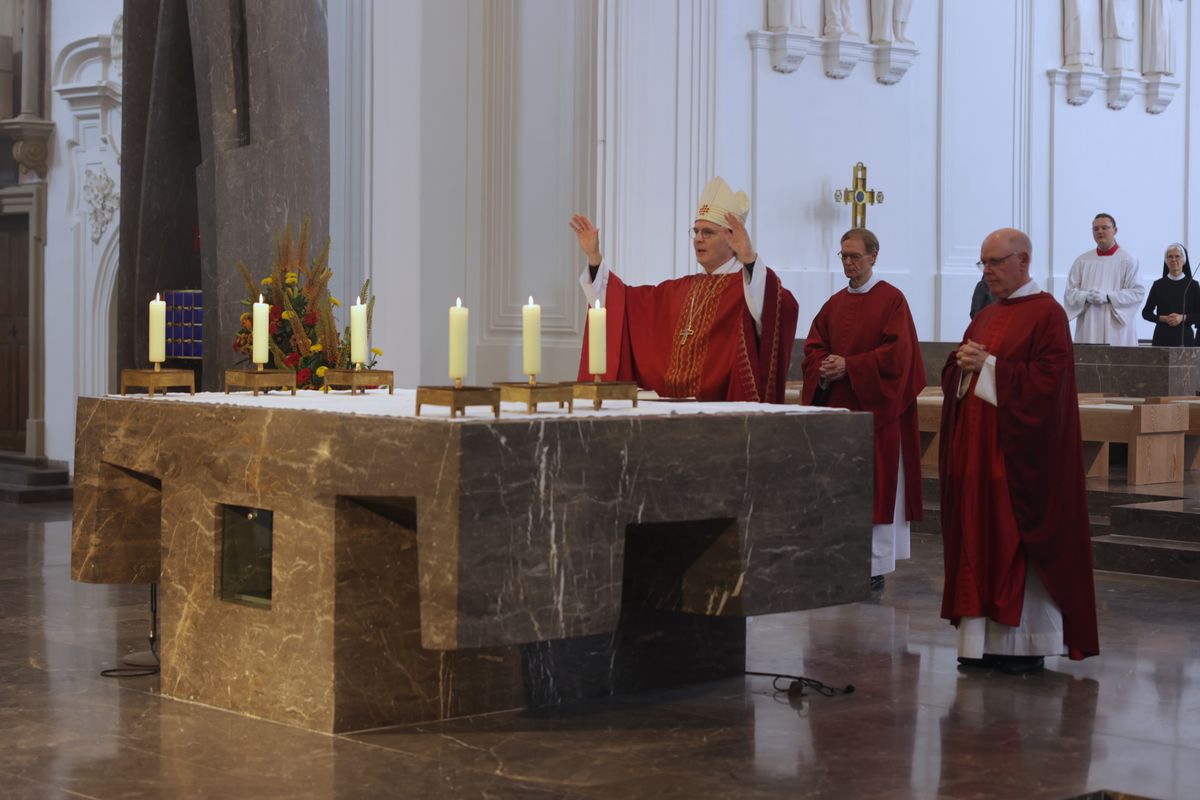 Mit Ordensleuten und Missionaren hat Weihbischof Paul Reder am Mittwochnachmittag, 9. Juli, im Kiliansdom einen Kiliani-Gottesdienst gefeiert. 