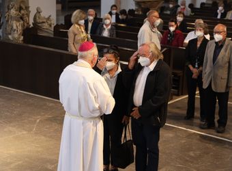 Im Anschluss an den Ehejubilarsgottesdienst mit Weihbischof Ulrich Boom am Freitagvormittag, 2. Juli, konnten sich die Paare von ihm und weiteren Priestern und Diakonen segnen lassen.