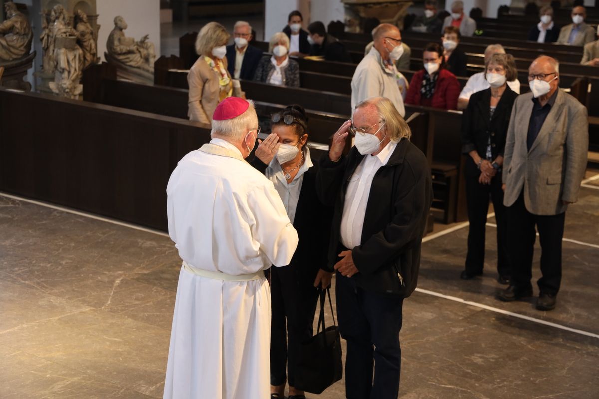 2721/0646 Ehejubilare Freitag, 2- Juli vormittags WB Boom_28471 Im Anschluss an den Ehejubilarsgottesdienst mit Weihbischof Ulrich Boom am Freitagvormittag, 2. Juli, konnten sich die Paare von ihm und weiteren Priestern und Diakonen segnen lassen.