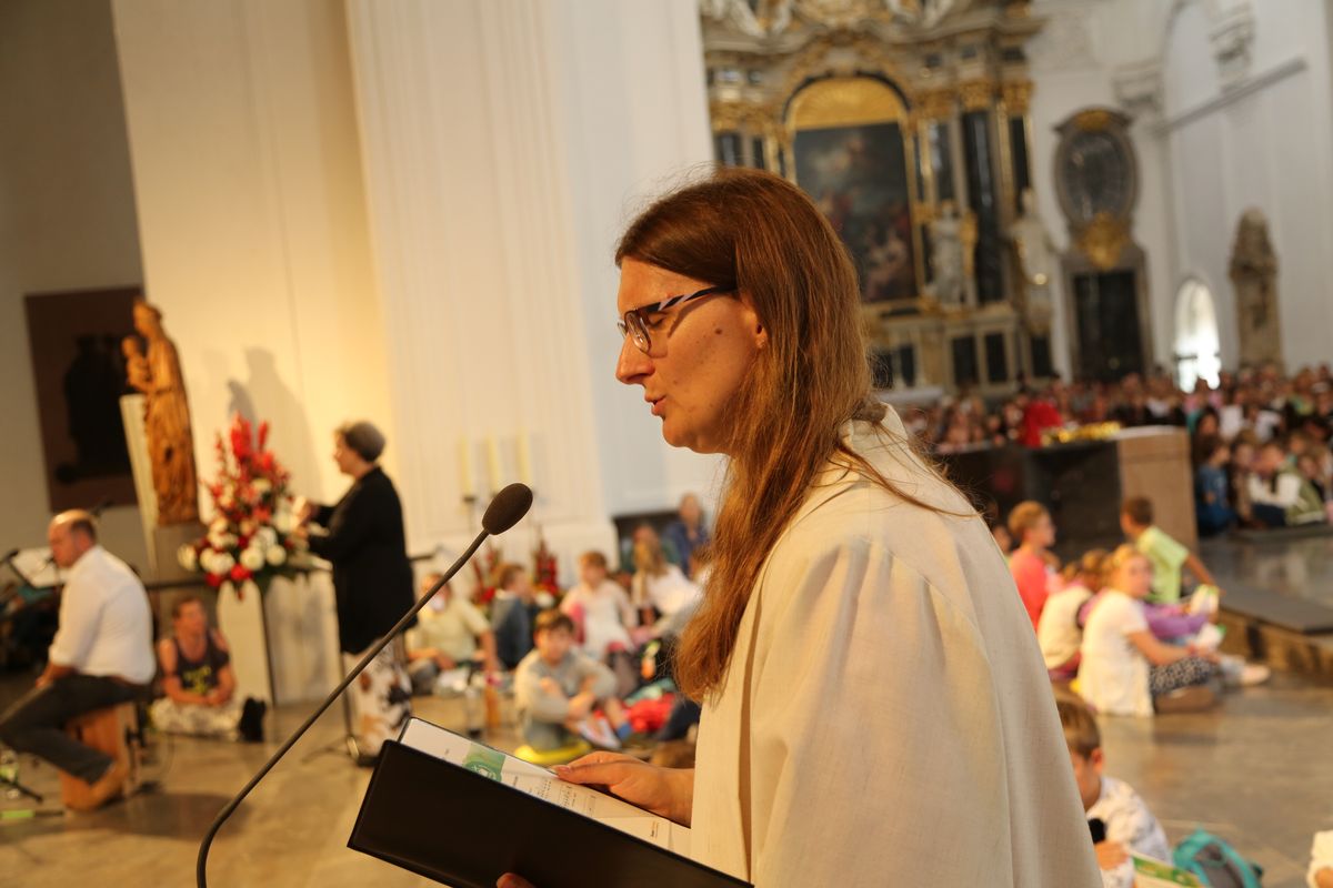 Gemeindereferentin Monika Pickert vom Referat Verkündigung und Liturgie spricht mit den Kommunionkindern über die Emotionen im Evangelium. 