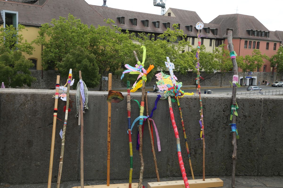 Rund 900 Kindergartenkinder haben am Freitag, 11. Juli, einen Gottesdienst mit Bischof Dr. Franz Jung in der Kirche Sankt Burkard gefeiert. Im Anschluss zogen sie über die Alte Mainbrücke in den Kiliansdom. 