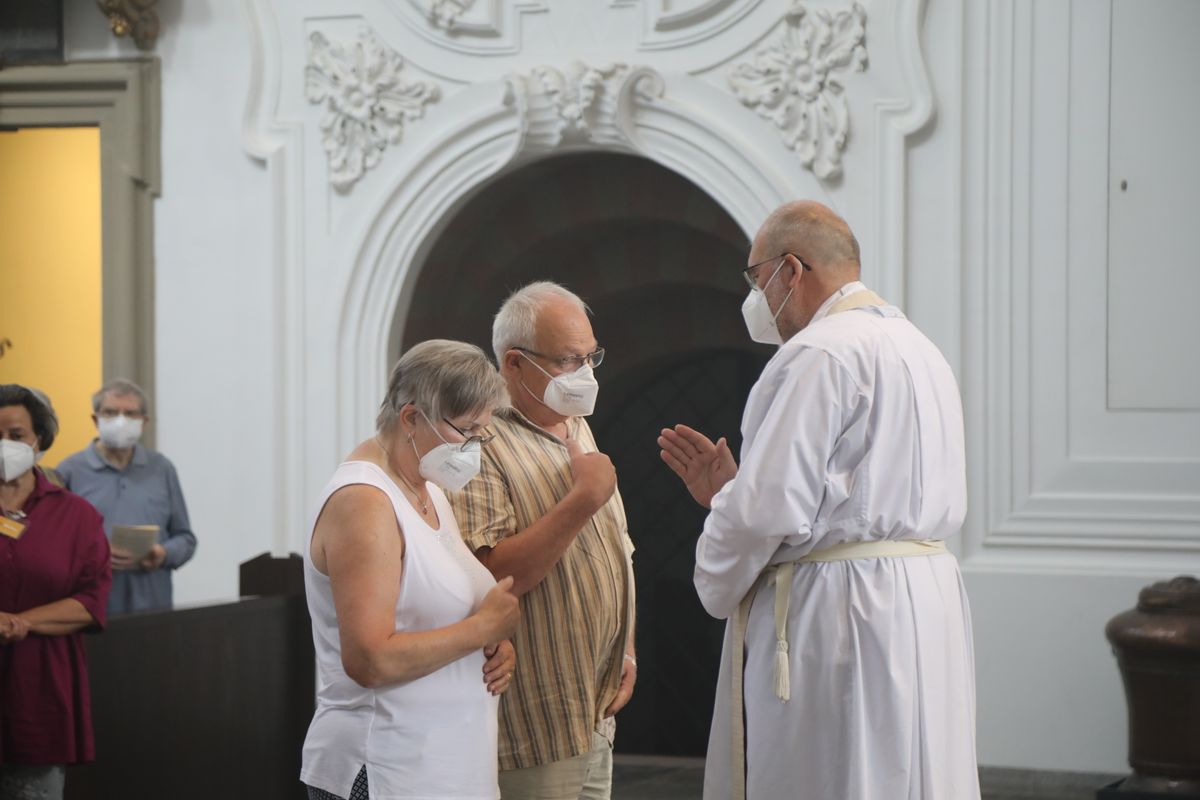 2621/0622 - Ehejubilare Gold mit Weihbischof Ulrich Boom_27879 Weihbischof Ulrich Boom feierte am Montagnachmittag, 26. Juni, einen Gottesdienst für Ehepaare, die 2020 oder 2021 ihr goldenes, diamantenes oder eisernes Ehejubiläum hatten. Im Anschluss konnten sich die Paare segnen lassen.