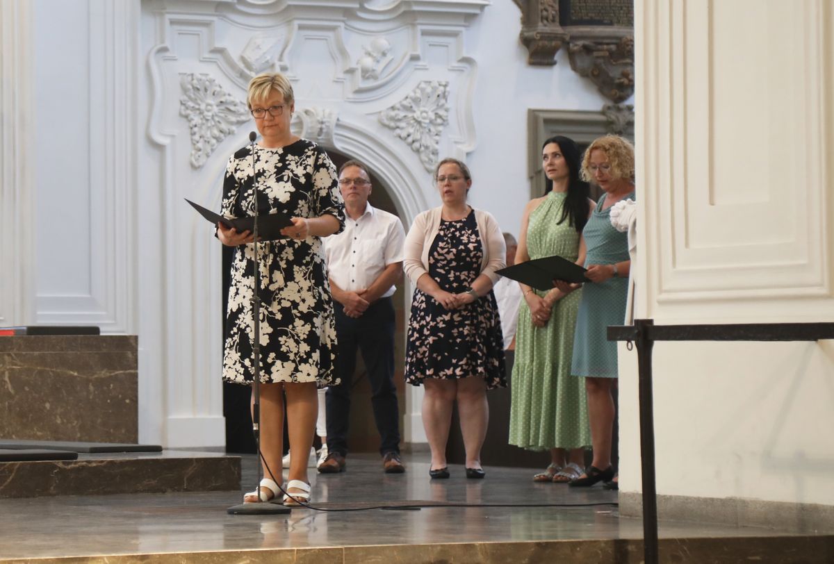 Mit rund 1000 Eheleuten, die in diesem Jahr Silberhochzeit haben, feierte Bischof Dr. Franz Jung am Freitagabend, 4. Juli 2025, einen Pontifikalgottesdienst im Kiliansdom. Im Anschluss erteilten er, Weihbischof Paul Reder sowie weitere Seelsorgerinnen und Seelsorger den Paaren einzeln den Segen.